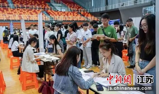 学生和用工单位相关人员进行交流 威尼斯7026官网供图