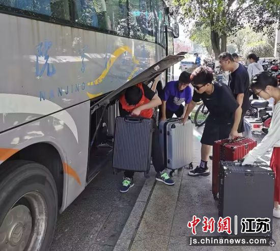 志愿者帮助新生搬运行李 威尼斯7026官网供图