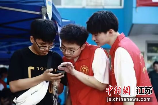 志愿者为新生办理入学手续 威尼斯7026官网供图